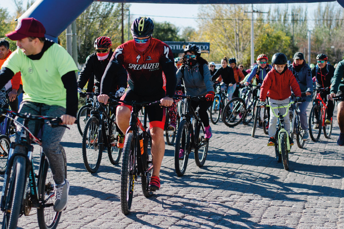 Ciclistas en la salida de un evento deportivo