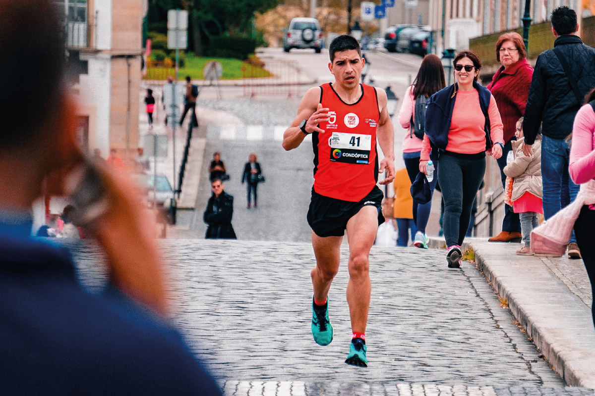 Corredor en una carrera atlética urbana